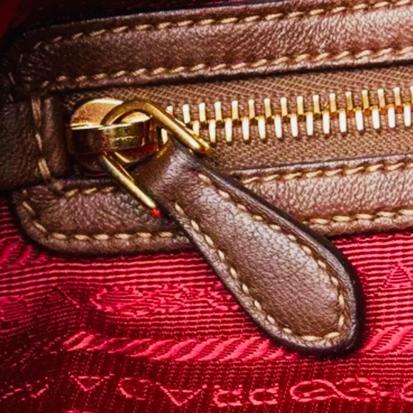 RED PRADA DRAWSTRING HOBO BAG - Picture 5 of 8